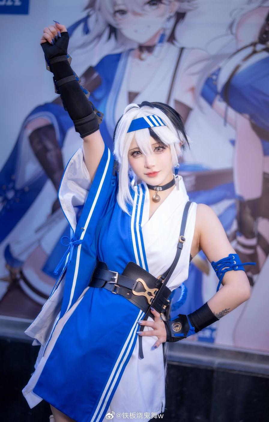 分享铁板烧鬼舞露背cosplay技巧，让你成功引领潮流